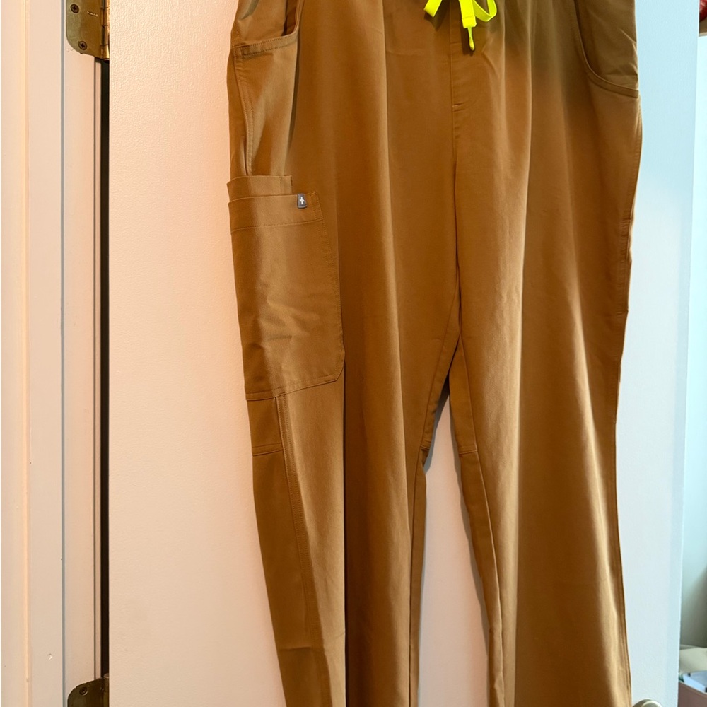 Women’s FIGS Kade Cargo Scrub Pants in Earth